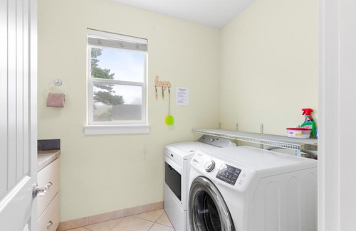 Lincoln City Casa | Blue Marlin, Arcade, Hot Tub, Sleeps 10