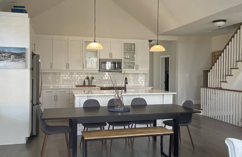 The Blue Mountains Casa | Blue mountain view, 4 bedroom home, steps to the village.