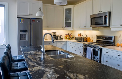 The Blue Mountains Casa | Blue Mountains Ski Chalet, Hot Tub, 4BR+Office, Walk to Village