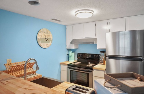 Surfside Beach Condominio | Blue Ocean Condo Getaway- Across the Street from BEACH