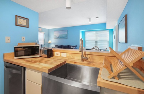 Surfside Beach Condominio | Blue Ocean Condo Getaway- Across the Street from BEACH