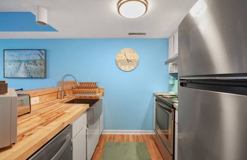 Surfside Beach Condominio | Blue Ocean Condo Getaway- Across the Street from BEACH