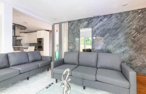 Lake Ridge Casa | Blue Ocean Vacation Home 1