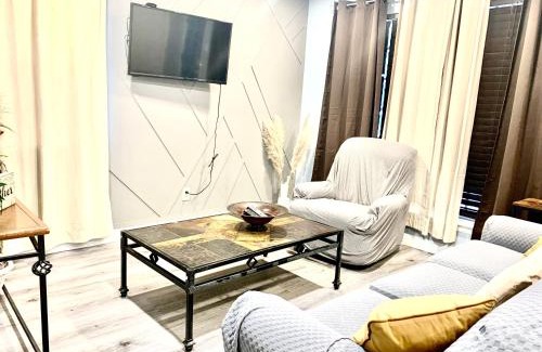 Berclair Casa | Blue Oval -Project Pyramid-XAi- King bed-2bedrooms 1,5 bath, 4beds, sleeps 5