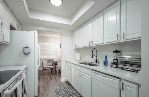 Palma Sola Casa | Blue Palm: Pool - Hot Tub - Beach - Games - Outdoor Shower - Grill - IMG - King