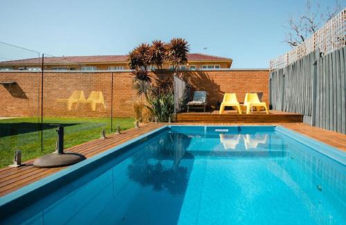 Mornington Casa | Blue Pearl Retreat - Opp Beach, Spa, Sunsets and Pool