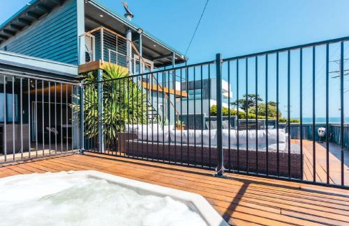 Mornington Casa | Blue Pearl Retreat - Opp Beach, Spa, Sunsets and Pool