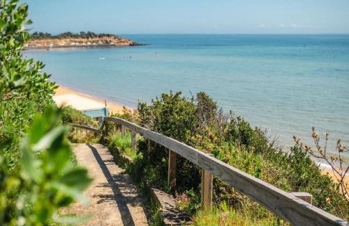 Mornington Casa | Blue Pearl Retreat - Opp Beach, Spa, Sunsets and Pool