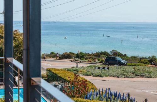 Mornington Casa | Blue Pearl Retreat - Opp Beach, Spa, Sunsets and Pool