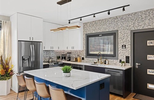 Henryville Casa | Blue Pond Ultra-modern retreat by Great Wolf with indoor pool