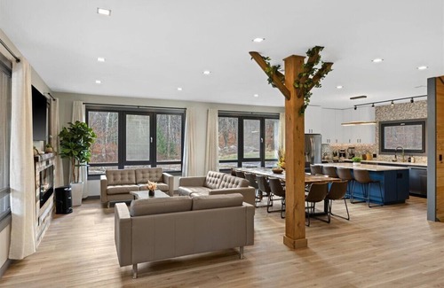 Henryville Casa | Blue Pond Ultra-modern retreat by Great Wolf with indoor pool