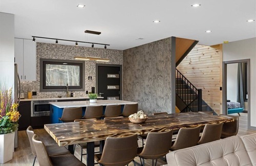 Henryville Casa | Blue Pond Ultra-modern retreat by Great Wolf with indoor pool