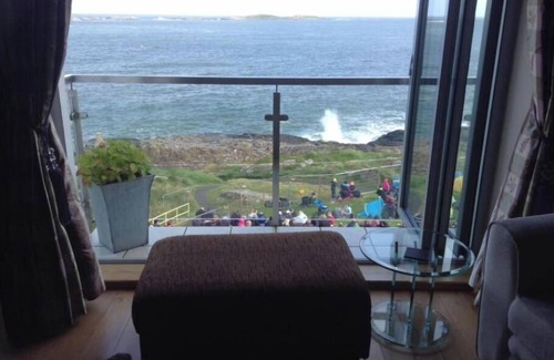 Portrush Apartamento | Blue Pool View has Uninterrupted sea views 2/bed apartment with balcony.