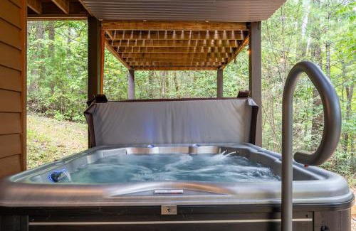 Cashes Valley Casa | Blue Ridge Cabin Near Downtown Fire Pit and Hot Tub