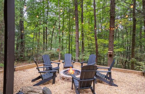 Cashes Valley Casa | Blue Ridge Cabin Near Downtown Fire Pit and Hot Tub