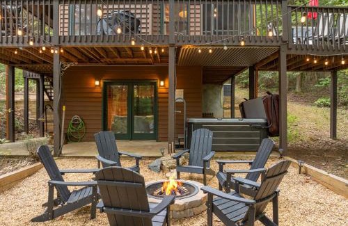 Cashes Valley Casa | Blue Ridge Cabin Near Downtown Fire Pit and Hot Tub
