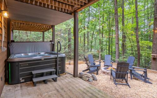 Cashes Valley Casa | Blue Ridge Cabin Near Downtown Fire Pit and Hot Tub