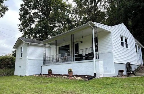 Asheville Cabaña | Blue Ridge Mountain Cottage close to everything Asheville has to offer.
