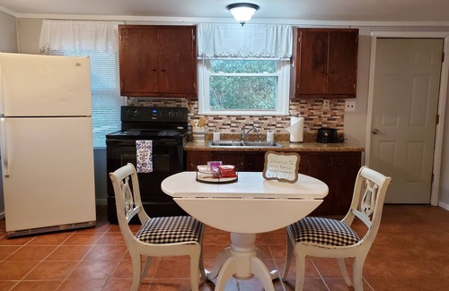 Newland Cabaña | Blue Ridge Mountain Cottage~1 minute from Parkway!
