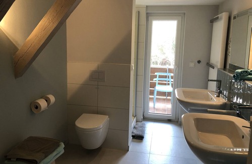 Mainstockheim Casa | Blue Room with balcony: remodeled historical room of a school teacher with bath
