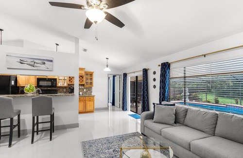Brandon Casa | Blue Serenity Retreat - Come relax by the heated pool and jacuzzi!