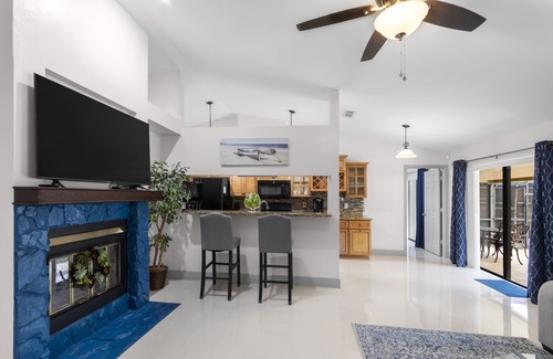 Brandon Casa | Blue Serenity Retreat - Come relax by the heated pool and jacuzzi!