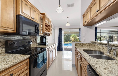 Brandon Casa | Blue Serenity Retreat - Come relax by the heated pool and jacuzzi!