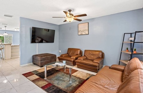Central Corals Casa | Blue Sky Manor - 2 Story House w/ Heated Pool & Large Balcony
