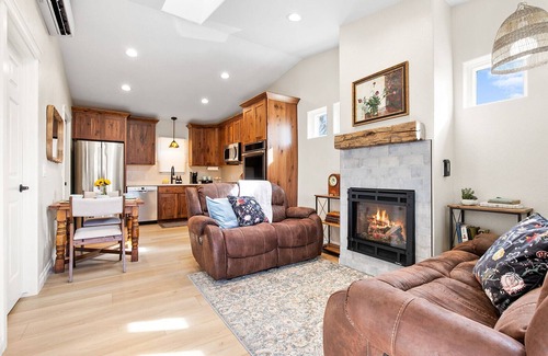 Central Colorado Springs Casa | Blue Spruce-Newly Remodeled-Hot Tub-Close to DT