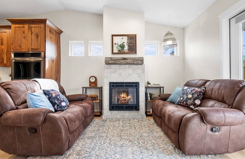 Central Colorado Springs Casa | Blue Spruce-Newly Remodeled-Hot Tub-Close to DT
