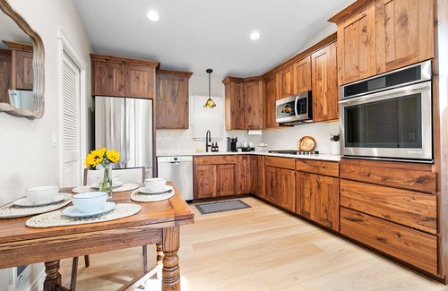 Central Colorado Springs Casa | Blue Spruce-Newly Remodeled-Hot Tub-Close to DT