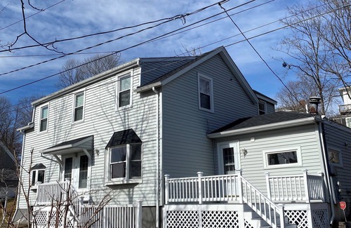 Nahant Apartamento | Blue View Nahant! Steps to the beach, ocean views. Relax and work “from home”!