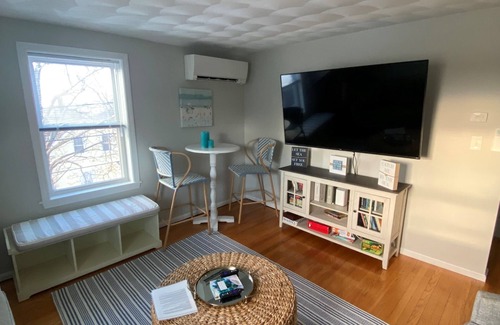 Nahant Apartamento | Blue View Nahant! Steps to the beach, ocean views. Relax and work “from home”!