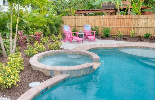Bradenton Beach Casa | Blue Water Beach House: 5+ bdrm, 4. 5 baños, piscina climatizada / spa, 1. 5 cuadras de la playa