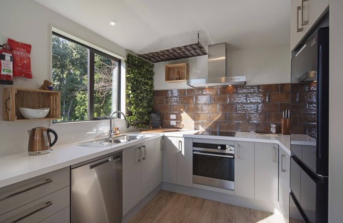Tahunanui Casa | Blue Water Views - Modern, Sun-filled & Offers Fantastic Views over Tasman Bay.
