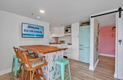 South End Condominio | Blue Zone Bungalow! 150 yards to the beach & close to cafes!