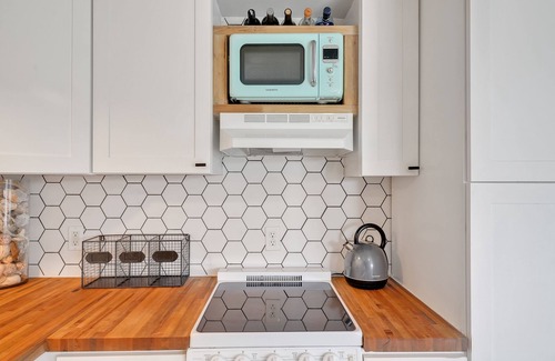South End Condominio | Blue Zone Bungalow! 150 yards to the beach & close to cafes!