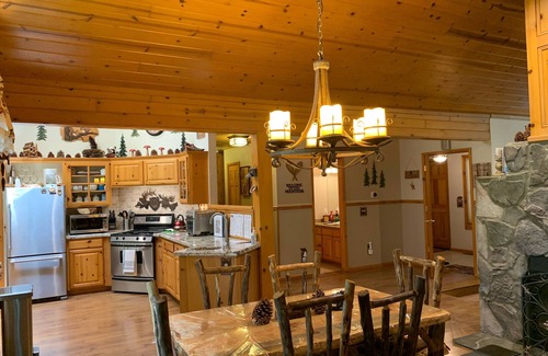 Winter Park Cabina | BLUEBEARY PINES-PERFECT ESCAPE-PRIVATE HOT TUB/3br/2.5ba/WALK TO SKI SHUTTLES!