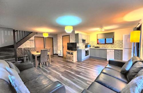 Llanybri Chalet De Esquí | BlueBell 16-Hot Tub-Woodland Lodges-Pembrokeshire