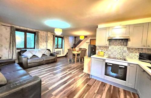 Llanybri Chalet De Esquí | BlueBell 16-Hot Tub-Woodland Lodges-Pembrokeshire