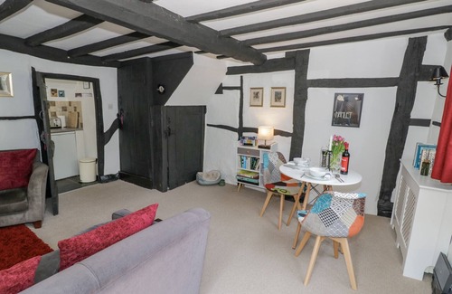 Shottery Cabaña | BLUEBELL COTTAGE, pet friendly, with a garden in Shottery