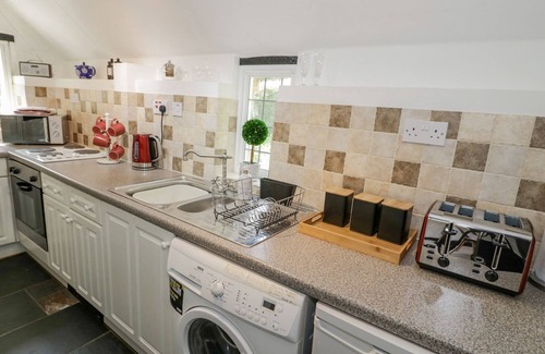 Shottery Cabaña | BLUEBELL COTTAGE, pet friendly, with a garden in Shottery