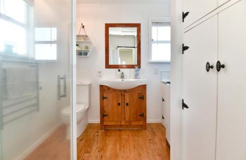 Snells Beach Casa | Bluebell Cottage on Matakana Coast Pet Friendly!