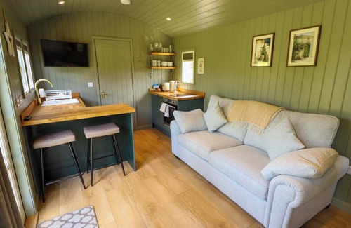 Ashby cum Fenby Cabaña | BLUEBELL, romantic, character holiday cottage in Waltham