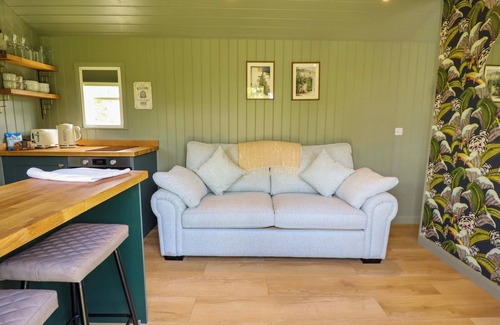 Ashby cum Fenby Cabaña | BLUEBELL, romantic, character holiday cottage in Waltham