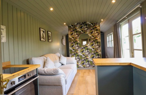 Ashby cum Fenby Cabaña | BLUEBELL, romantic, character holiday cottage in Waltham