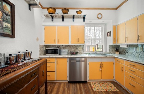 Belle Fourche Casa | Bluebelle SD Historic Vacation Home - Sleeps 10 - Perfect for Family & Friends