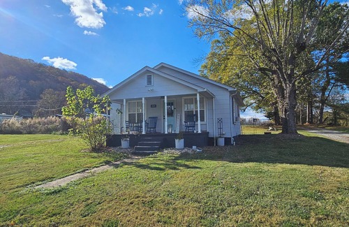 Arlington Casa | Blueberry Farm Views & Vineyards Nearby