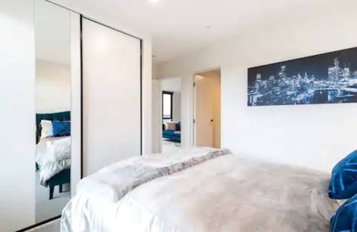 Abbotsford Apartamento | Bluebird Beacon Discover a Chic River Lookout