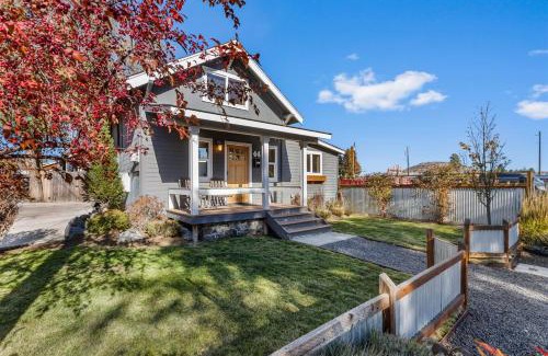 Old Bend Casa | Bluebird Day - Lakewood Cottage